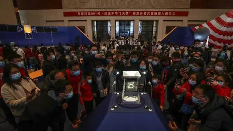 嫦娥五號帶回的土壤中竟然有玻璃！這到底是怎么回事兒呢？